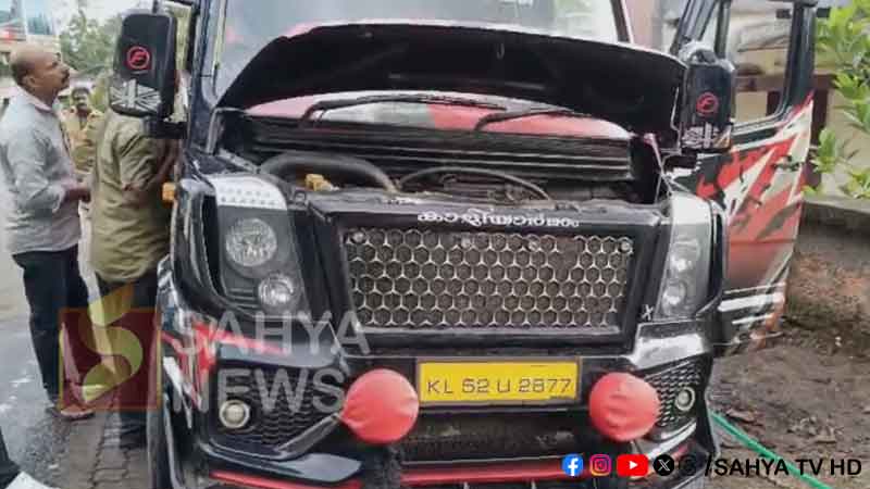 വിനോദ സഞ്ചാരികൾ യാത്ര ചെയ്ത ടെമ്പോ ട്രാവലറിന് തീപിടിച്ചു 31 FIRE TEMMPO