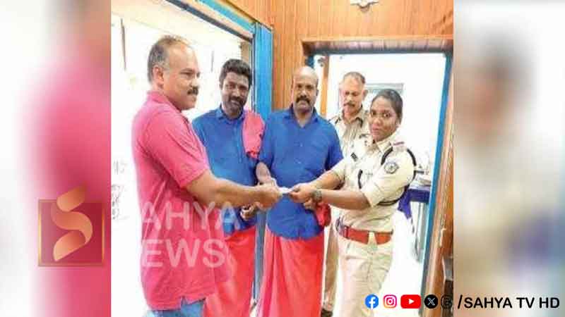 ചുമട്ടുതൊഴിലാളികളുടെ സത്യനദ്ധയ്ക്ക് 916 1 gold safe