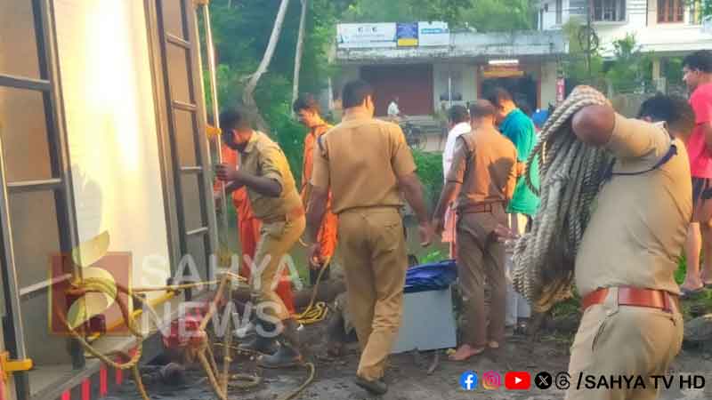 കാർ തോട്ടിലേക്ക് മറിഞ്ഞ് ഡോക്ടർ മരിച്ചു 31 vaikom thodu