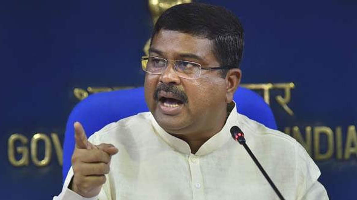പാറ്റകള്‍ ലക്ഷ്യം കണ്ടു: ധര്‍മേന്ദ്ര പ്രധാന്‍ രാജിവച്ചു